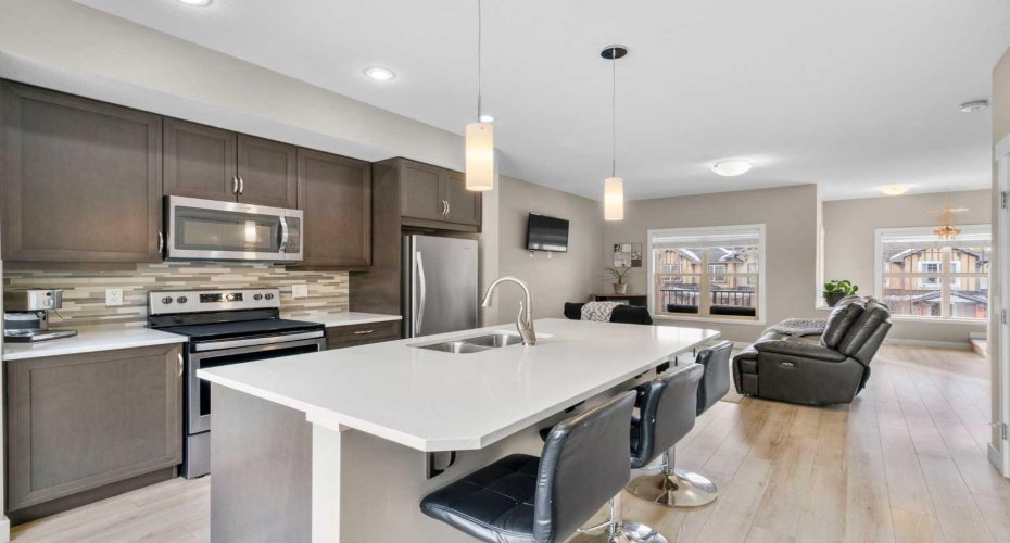 32 Horseshoe Crescent, Cochrane, Alberta T4C2P4, 3 Bedrooms Bedrooms, ,3 BathroomsBathrooms,Residential,For Sale,Horseshoe,A2287191