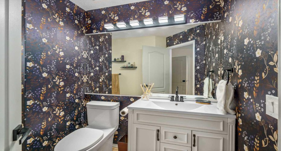 76 Sunlake Gardens, Calgary, Alberta T2X 3G4, 3 Bedrooms Bedrooms, ,3 BathroomsBathrooms,Residential,For Sale,Sunlake,A2288300