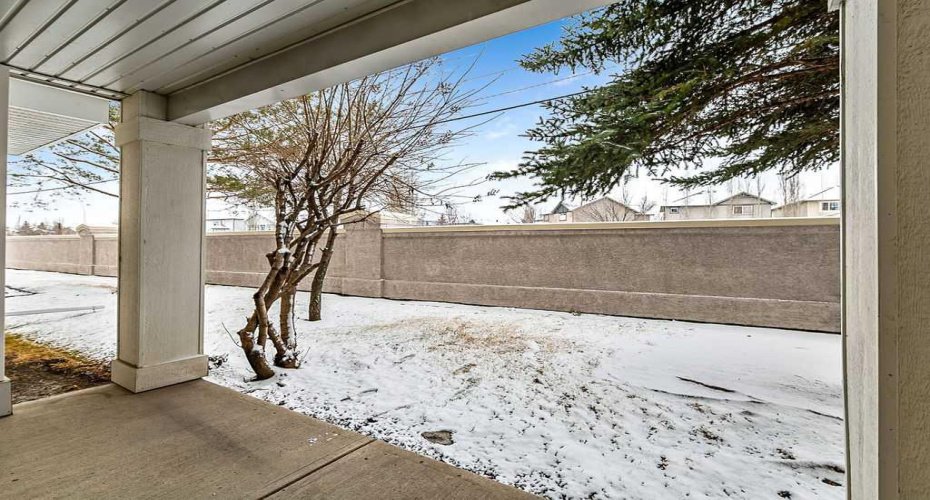 Main level outdoor patio