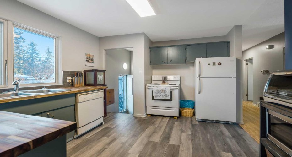 126 Springwood Drive, Calgary, Alberta T2W 0K5, 5 Bedrooms Bedrooms, ,2 BathroomsBathrooms,Residential,For Sale,Springwood,A2288413