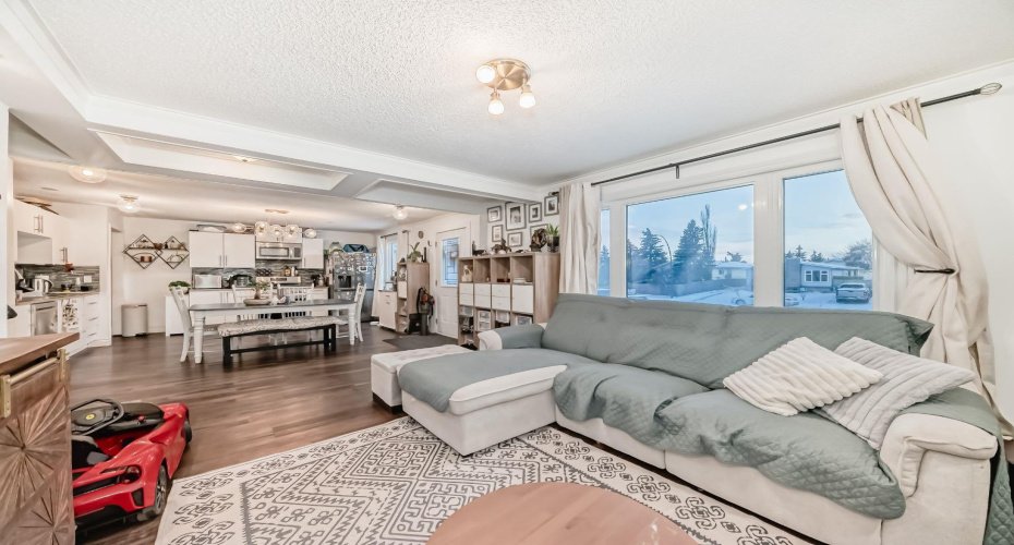 131 Huntstrom Drive, Calgary, Alberta T2K5V6, 3 Bedrooms Bedrooms, ,2 BathroomsBathrooms,Residential,For Sale,Huntstrom,A2288483