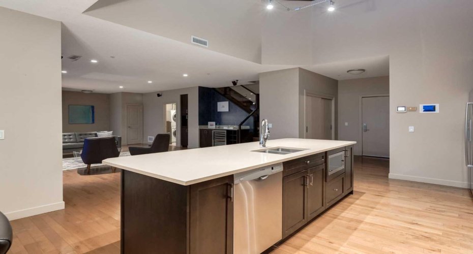 210 15 Avenue, Calgary, Alberta T2G 0B5, 2 Bedrooms Bedrooms, ,3 BathroomsBathrooms,Residential,For Sale,15,A2268650