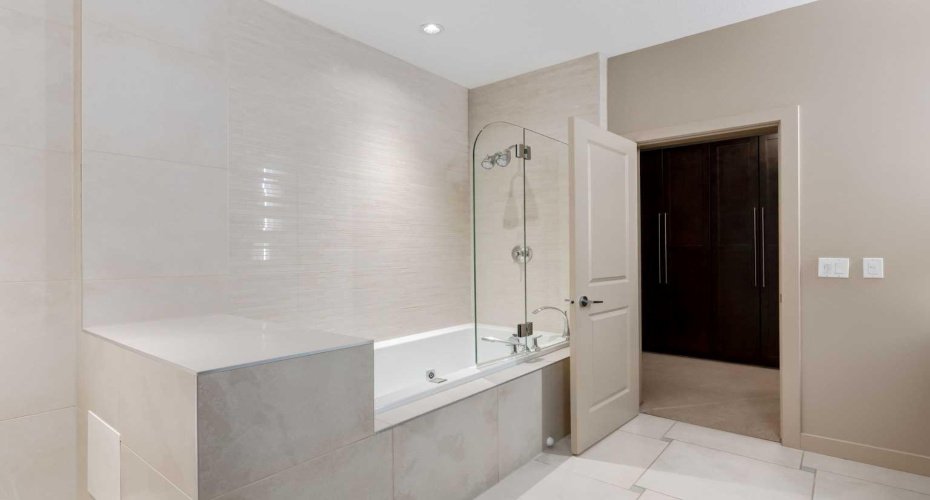 210 15 Avenue, Calgary, Alberta T2G 0B5, 2 Bedrooms Bedrooms, ,3 BathroomsBathrooms,Residential,For Sale,15,A2268650