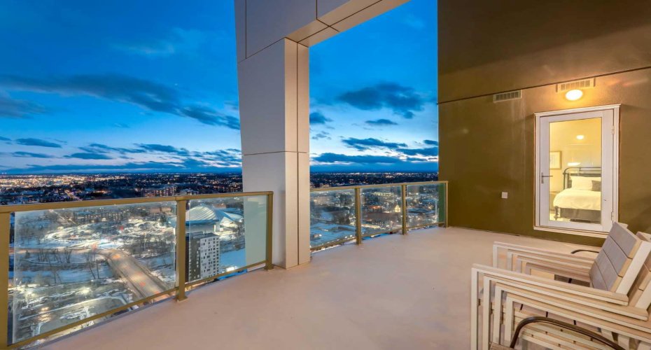 210 15 Avenue, Calgary, Alberta T2G 0B5, 2 Bedrooms Bedrooms, ,3 BathroomsBathrooms,Residential,For Sale,15,A2268650