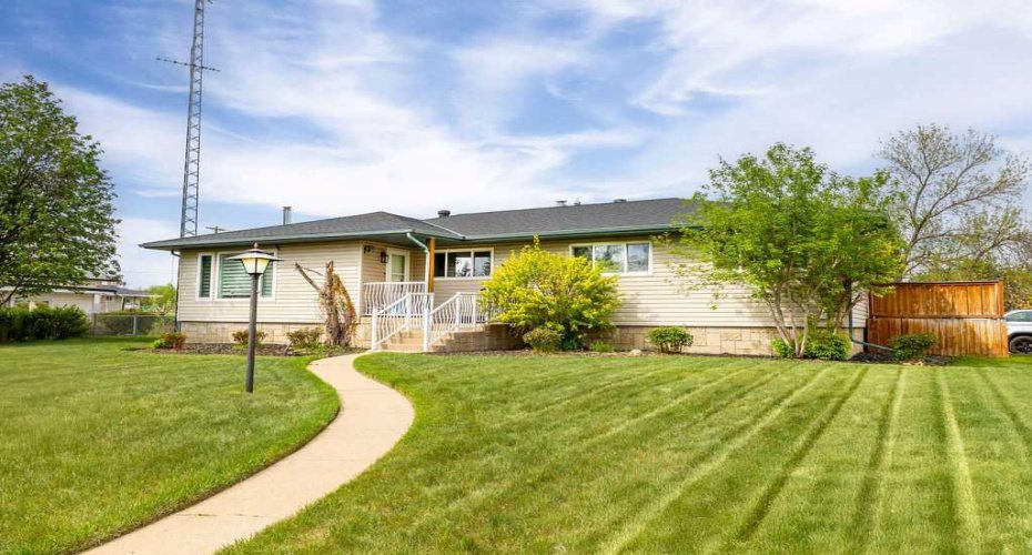 638 9 Avenue, Wainwright, Alberta T9W 1B3, 7 Bedrooms Bedrooms, ,4 BathroomsBathrooms,Residential,For Sale,9,A2289251