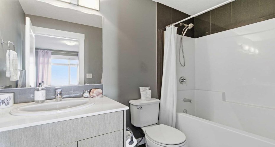 111 Rainbow Falls Gate, Chestermere, Alberta T1X 0Z5, 3 Bedrooms Bedrooms, ,3 BathroomsBathrooms,Residential,For Sale,Rainbow Falls,A2289405