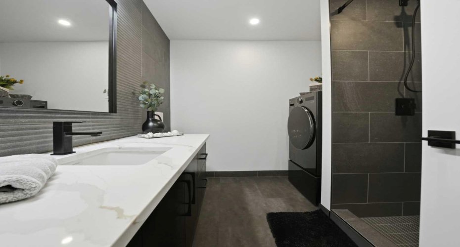 4 Pc bathroom/ laundry Basement