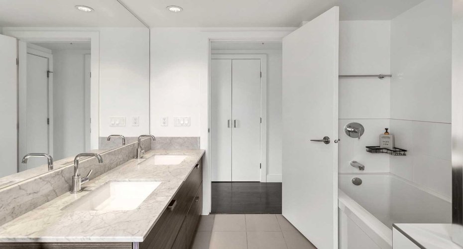 5pc ensuite features dual sinks, large soaker tub & glass surround shower.