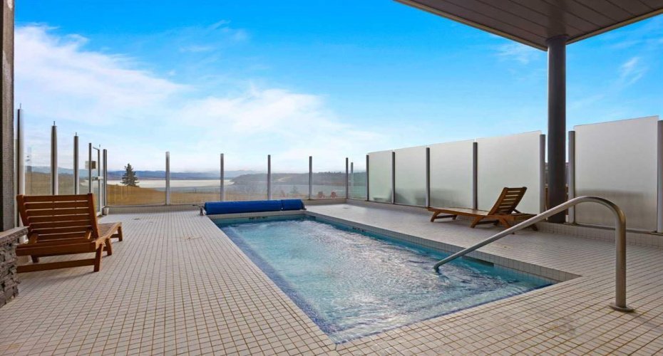Even relaxing in the hot tub and watch the sun go down!