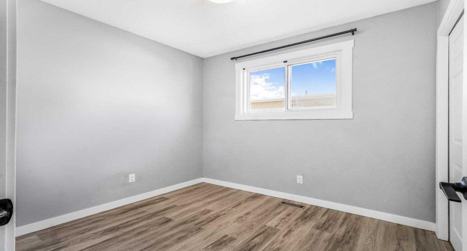183 Penbrooke Close, Calgary, Alberta T2A 3N9, 5 Bedrooms Bedrooms, ,2 BathroomsBathrooms,Residential,For Sale,Penbrooke,A2285842