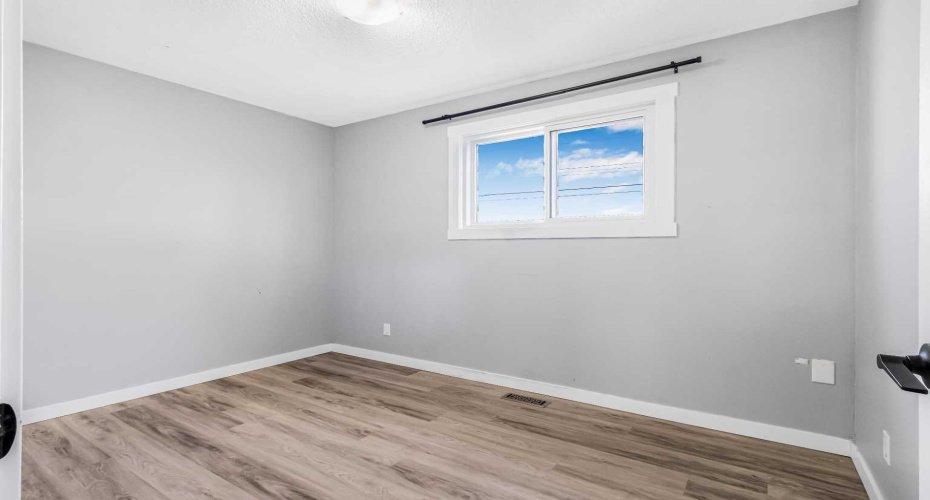183 Penbrooke Close, Calgary, Alberta T2A 3N9, 5 Bedrooms Bedrooms, ,2 BathroomsBathrooms,Residential,For Sale,Penbrooke,A2285842