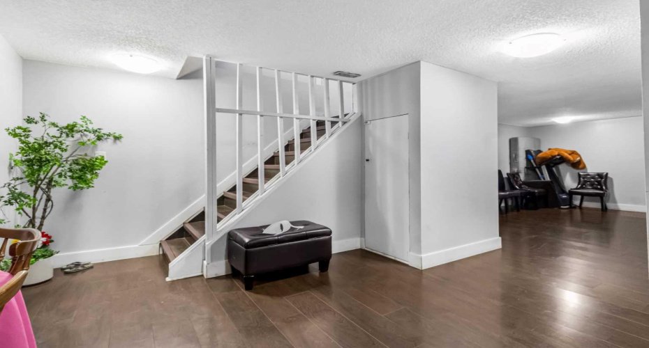 183 Penbrooke Close, Calgary, Alberta T2A 3N9, 5 Bedrooms Bedrooms, ,2 BathroomsBathrooms,Residential,For Sale,Penbrooke,A2285842