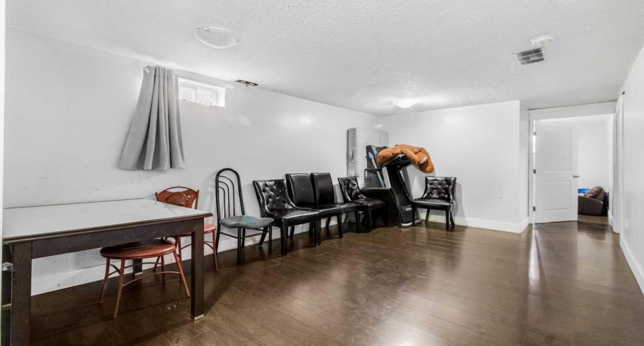 183 Penbrooke Close, Calgary, Alberta T2A 3N9, 5 Bedrooms Bedrooms, ,2 BathroomsBathrooms,Residential,For Sale,Penbrooke,A2285842