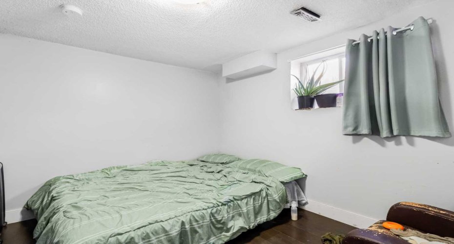 183 Penbrooke Close, Calgary, Alberta T2A 3N9, 5 Bedrooms Bedrooms, ,2 BathroomsBathrooms,Residential,For Sale,Penbrooke,A2285842