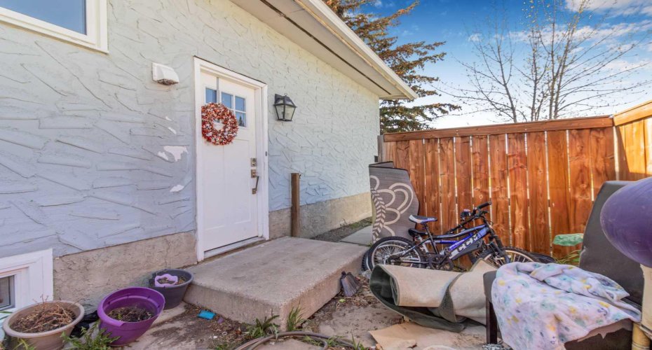 183 Penbrooke Close, Calgary, Alberta T2A 3N9, 5 Bedrooms Bedrooms, ,2 BathroomsBathrooms,Residential,For Sale,Penbrooke,A2285842