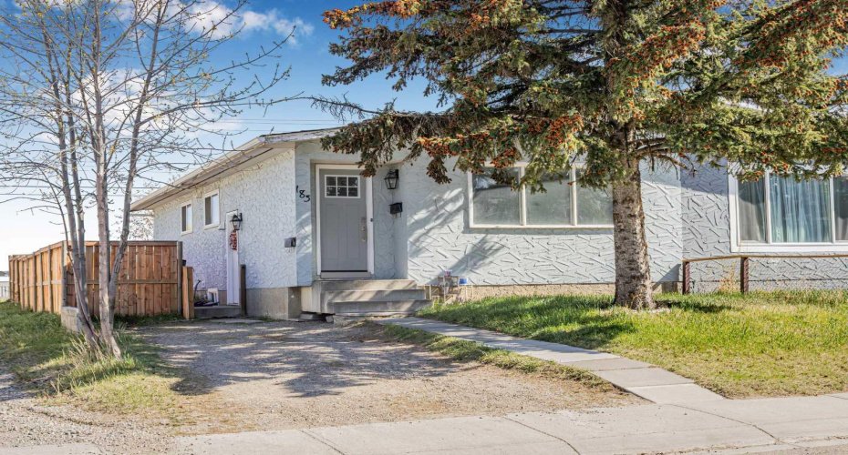 183 Penbrooke Close, Calgary, Alberta T2A 3N9, 5 Bedrooms Bedrooms, ,2 BathroomsBathrooms,Residential,For Sale,Penbrooke,A2285842