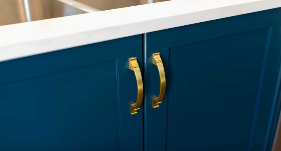 Enjoy the perfect blend of luxury with these gold and blue cabinets