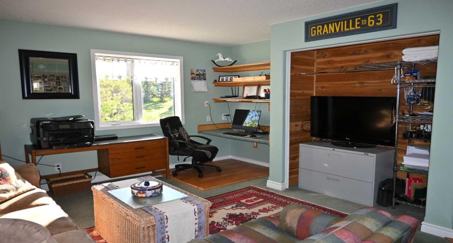 Computer room/den/guest bedroom