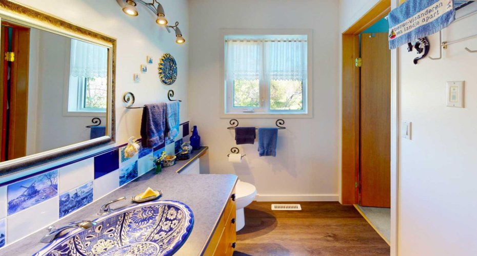 Main floor full bath