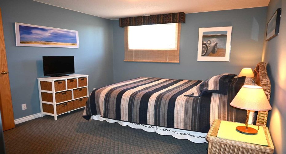 2nd lower bedroom