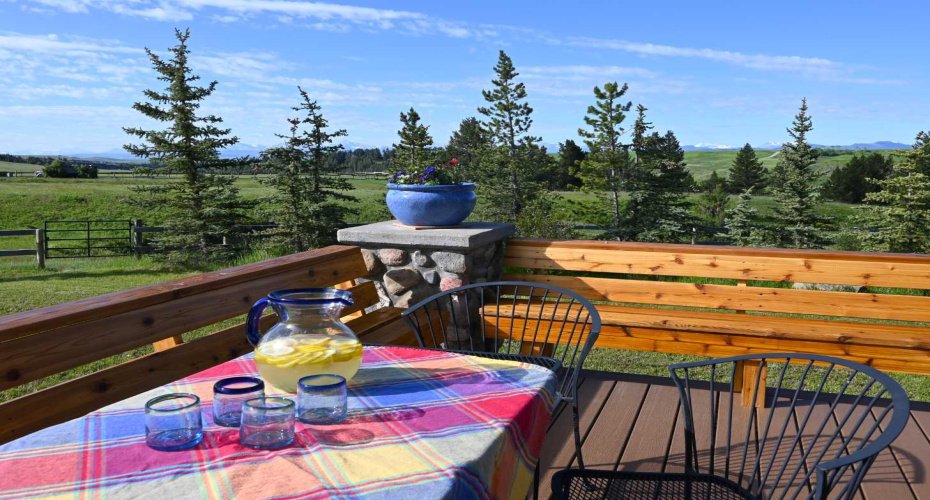 Perimeter cedar deck seating