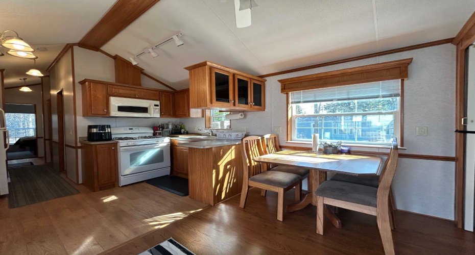 Kitchen & Eating Area