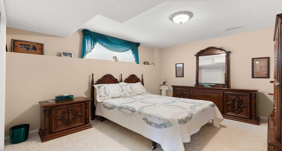 22 Turner Crescent, Medicine Hat, Alberta T1B4K9, 5 Bedrooms Bedrooms, ,4 BathroomsBathrooms,Residential,For Sale,Turner,A2289969