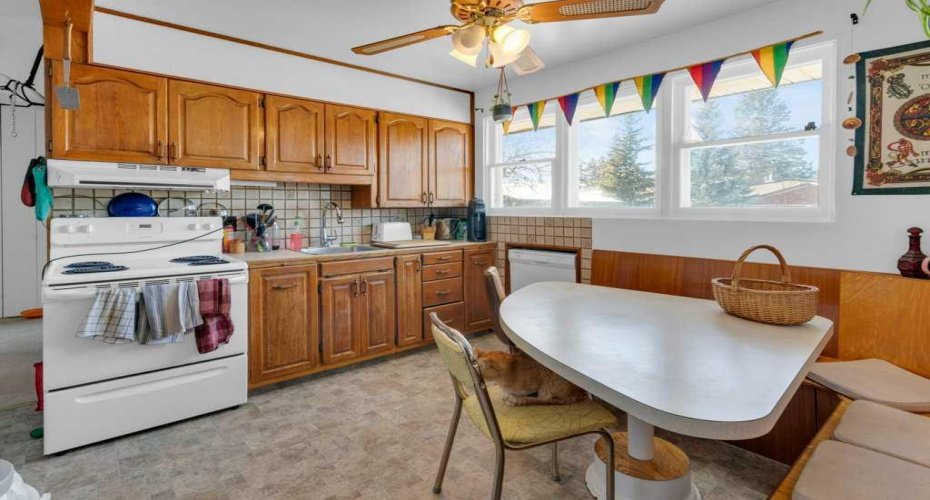 3027 37 Street, Calgary, Alberta T3E 3B5, 5 Bedrooms Bedrooms, ,2 BathroomsBathrooms,Residential,For Sale,37,A2290169