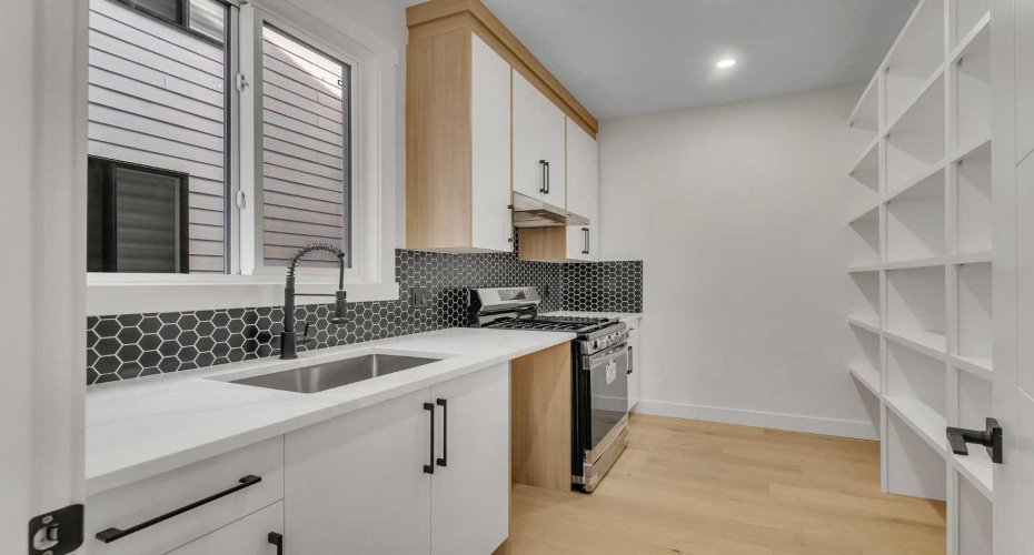 18 South Shore Road, Chestermere, Alberta T1X 2Y4, 7 Bedrooms Bedrooms, ,5 BathroomsBathrooms,Residential,For Sale,South Shore,A2290620