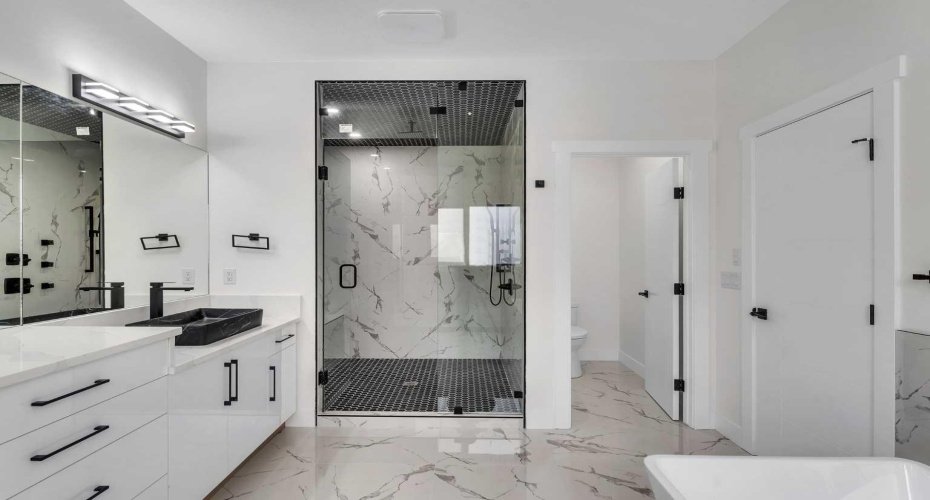 18 South Shore Road, Chestermere, Alberta T1X 2Y4, 7 Bedrooms Bedrooms, ,5 BathroomsBathrooms,Residential,For Sale,South Shore,A2290620