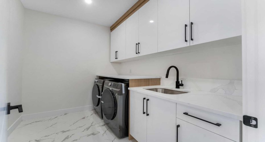 18 South Shore Road, Chestermere, Alberta T1X 2Y4, 7 Bedrooms Bedrooms, ,5 BathroomsBathrooms,Residential,For Sale,South Shore,A2290620