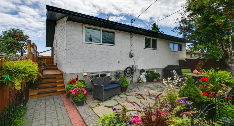 299 Doverview Crescent, Calgary, Alberta T2B 1Y7, 4 Bedrooms Bedrooms, ,2 BathroomsBathrooms,Residential,For Sale,Doverview,A2290476