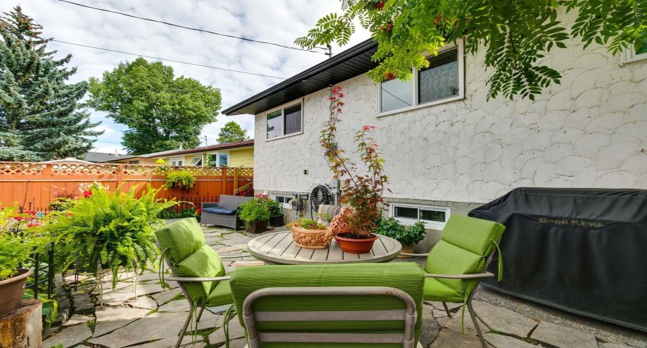 299 Doverview Crescent, Calgary, Alberta T2B 1Y7, 4 Bedrooms Bedrooms, ,2 BathroomsBathrooms,Residential,For Sale,Doverview,A2290476