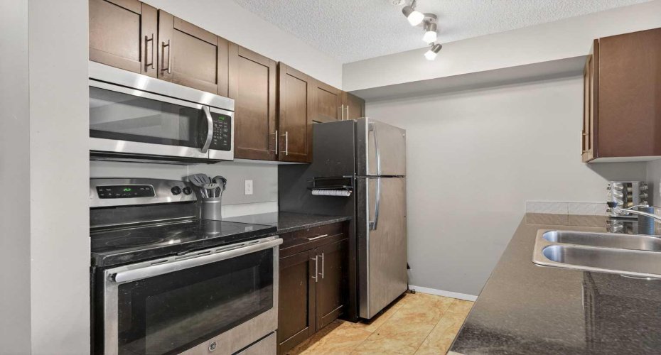 18122 77 Street, Edmonton, Alberta T5Z 0N7, 2 Bedrooms Bedrooms, ,1 BathroomBathrooms,Residential,For Sale,77,A2290699