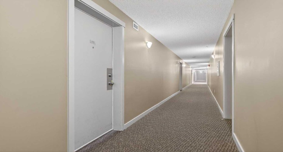 18122 77 Street, Edmonton, Alberta T5Z 0N7, 2 Bedrooms Bedrooms, ,1 BathroomBathrooms,Residential,For Sale,77,A2290699