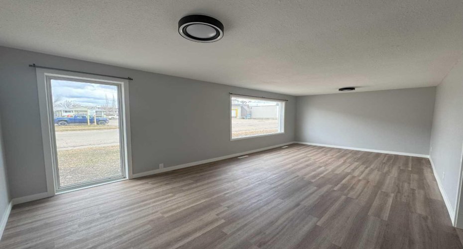 10021 106 Avenue, Grande Prairie, Alberta T8V 1J6, 5 Bedrooms Bedrooms, ,2 BathroomsBathrooms,Residential,For Sale,106,A2290881