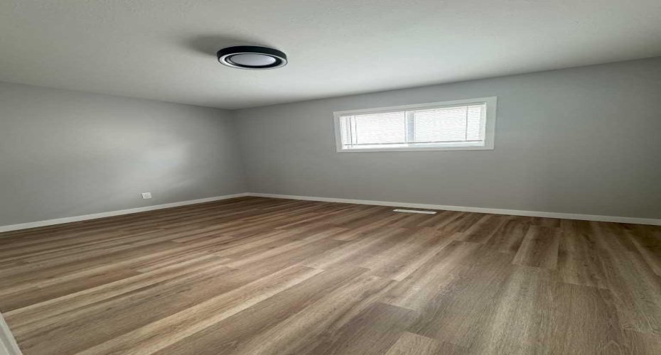 10021 106 Avenue, Grande Prairie, Alberta T8V 1J6, 5 Bedrooms Bedrooms, ,2 BathroomsBathrooms,Residential,For Sale,106,A2290881