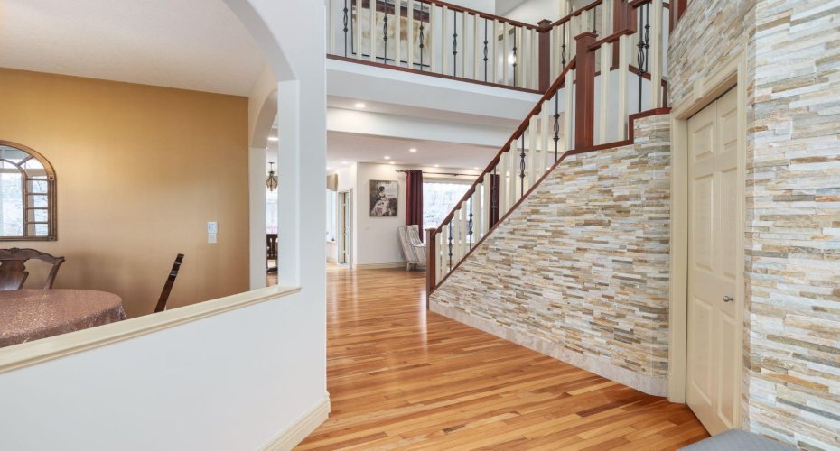 Vaulted ceiling in entrance