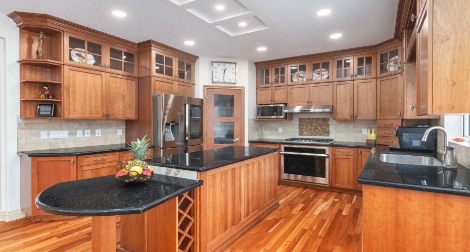 Updated appliances & corner pantry