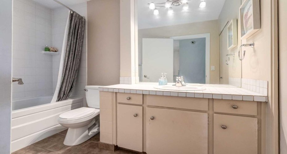 1305 Glenmore Trail, Calgary, Alberta T2V 4Y8, 2 Bedrooms Bedrooms, ,2 BathroomsBathrooms,Residential,For Sale,Glenmore,A2290961