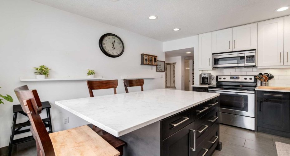 1305 Glenmore Trail, Calgary, Alberta T2V 4Y8, 2 Bedrooms Bedrooms, ,2 BathroomsBathrooms,Residential,For Sale,Glenmore,A2290961