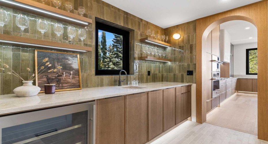 692 West Chestermere Drive, Chestermere, Alberta T1X1B5, 4 Bedrooms Bedrooms, ,4 BathroomsBathrooms,Residential,For Sale,West Chestermere,A2288918