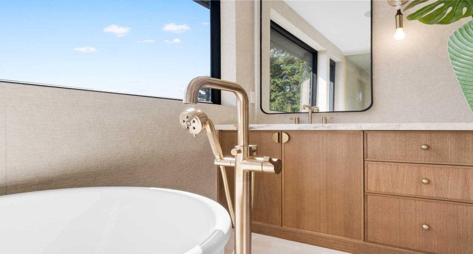 692 West Chestermere Drive, Chestermere, Alberta T1X1B5, 4 Bedrooms Bedrooms, ,4 BathroomsBathrooms,Residential,For Sale,West Chestermere,A2288918