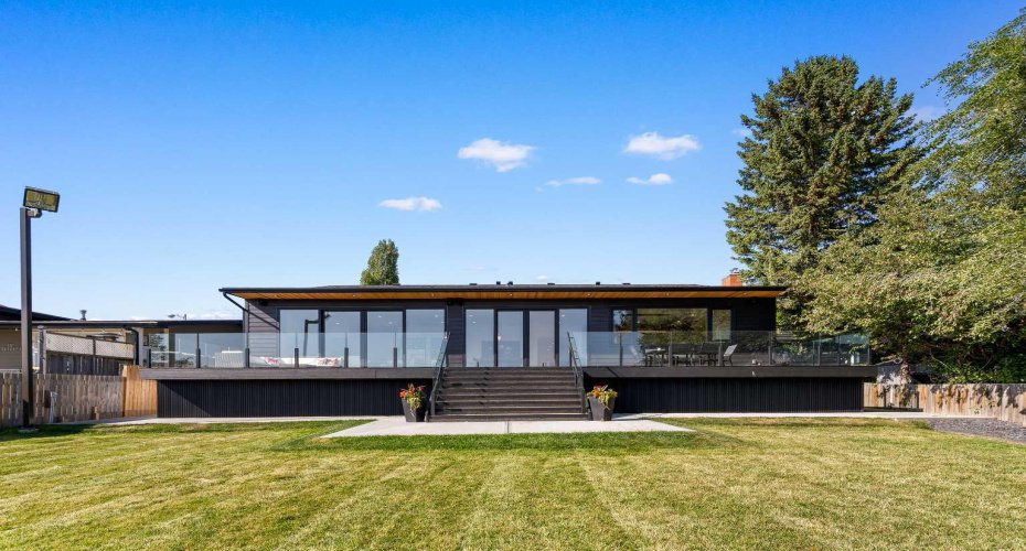 692 West Chestermere Drive, Chestermere, Alberta T1X1B5, 4 Bedrooms Bedrooms, ,4 BathroomsBathrooms,Residential,For Sale,West Chestermere,A2288918