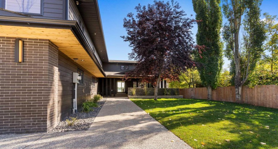 692 West Chestermere Drive, Chestermere, Alberta T1X1B5, 4 Bedrooms Bedrooms, ,4 BathroomsBathrooms,Residential,For Sale,West Chestermere,A2288918