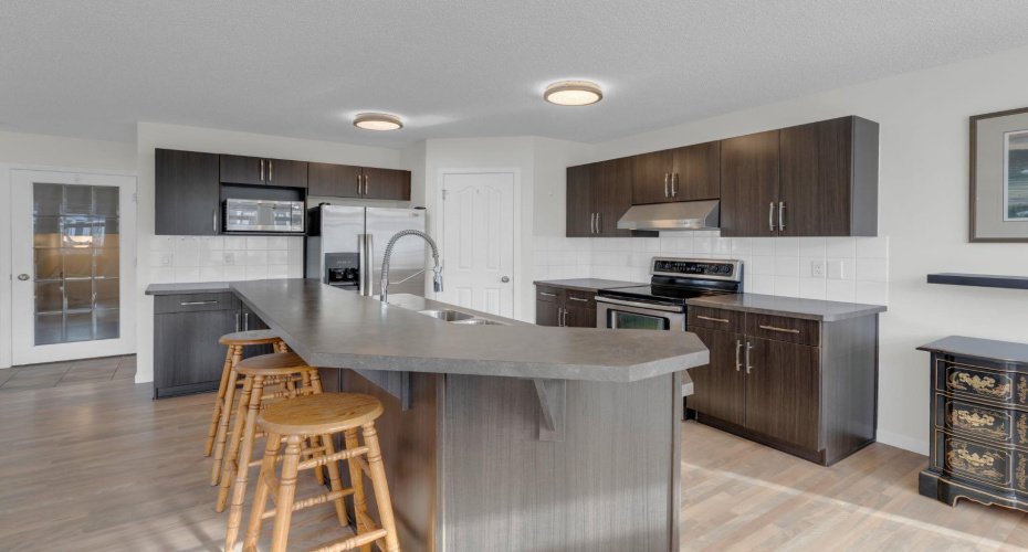 BREAKFAST BAR IN KITCHEN