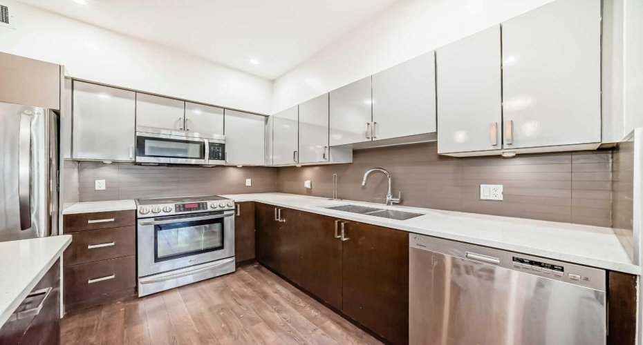 Kitchen with quartz countertop