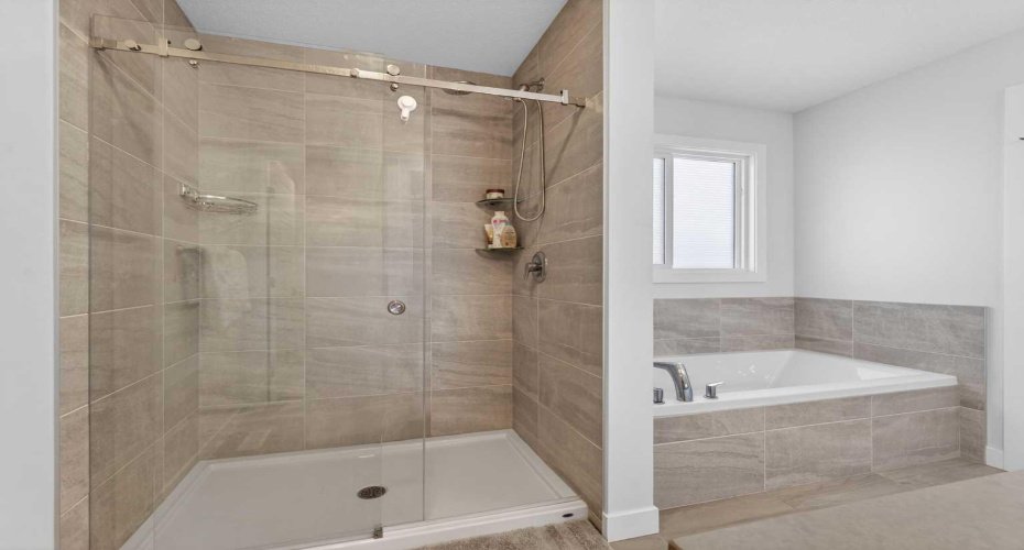 Master ensuite with shower and tub