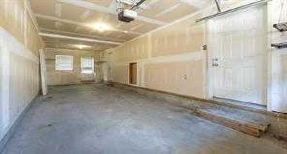 Double Tandem Garage - plenty of storage