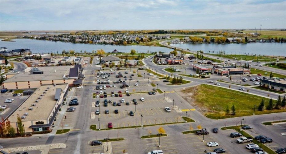 300 Marina Drive, Chestermere, Alberta T1X 0P6, 2 Bedrooms Bedrooms, ,1 BathroomBathrooms,Residential,For Sale,Marina,A2291525